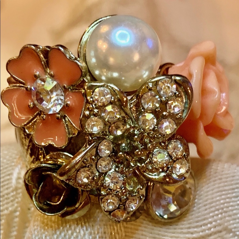 Cocktail ring in peach and faux pearl